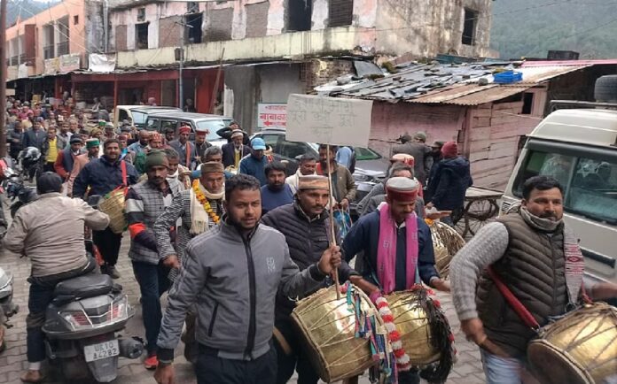 सड़क पर उतरे बाजगी समुदाय के लोग